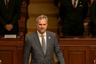 Vyostřená debata o bydlení: Hřib řečnil přes hodinu, Kupka brojí proti regulaci
