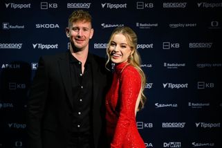 Kapitán Červenka má na MS novou fanynku. O 18 let mladší partnerka už lásku neskrývá