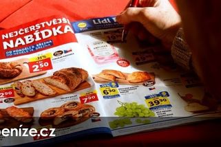 Řetězce zaplatí za slevové letáky. Zmizí ze schránek?