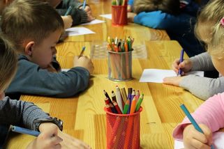 Dlouhá rodičovská dovolená prý dětem škodí a způsobuje, že se hůře uplatní v práci - Médium.cz