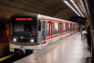 Pod metro skočil člověk, linka A je částečně zastavena - Novinky