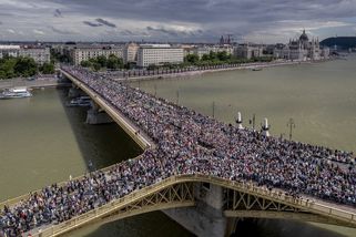 Fotky: Budapeští pochodovaly desítky tisíc lidí na podporu Orbána a míru - Seznam Zprávy