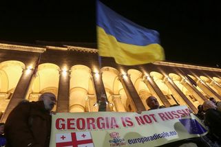 „Nejsme Rusko.“ Tisíce Gruzínců po volbách vyšly do ulic