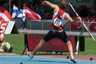 Když atletika musela změnit pravidla: Uwe Hohn hodil oštěpem 104 metrů - Médium.cz