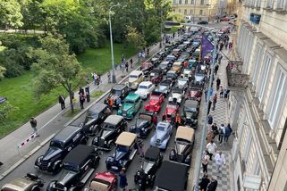Českem frčí automobilová krása. Odstartoval legendární závod a o hvězdy není nouze