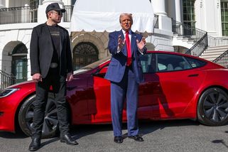 Prezident se chce zbavit své červené tesly. Spor Trump–Musk neutichá - Novinky
