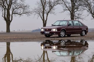 Prodloužená Tatra T613 měla televizi a video, spoustu kůže i dřeva. A zvěstovala příchod poslední osobní Tatry - Garáž.cz
