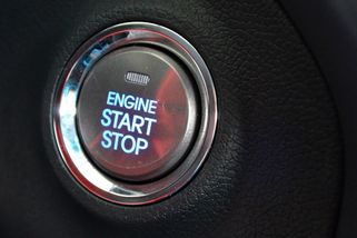 Deaktivovali jste si start-stop? Nové nařízení EU přiměje STK kontrolovat i vypnuté asistenty a zásahy přes OBD port