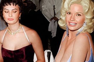 Vypadnou jí, nebo ne? Sophia Loren zírala kolegyni na prsa, legendární fotka rozzuřila puritány - Médium.cz