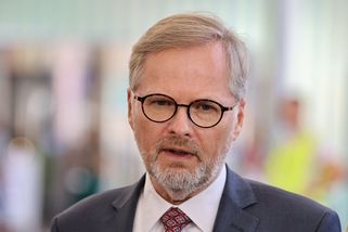 Stávka odborů je nezodpovědná, kritizoval Fiala. Oznámil propouštění téměř tří tisíc úředníků