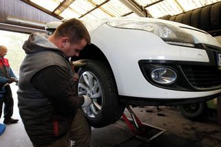 Je čas přezout na letní pneumatiky. Servisy se plní - Novinky