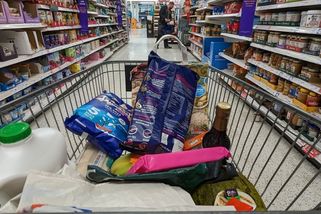 „Jako malý jsem neměl nic, teď rozhazuju a žiju od výplaty k výplatě,“ svěřuje se ajťák. Vídáme to často, říká psycholog