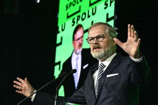 Stát doposílá miliardy na platy ve školství, justici a zemědělství. Kabinet hájí postup úsporami