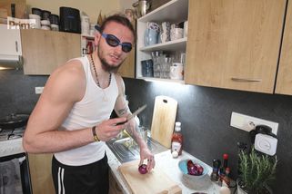 Zápasníci Oktagonu v Prostřeno! Ukradený příbor a krájení v plaveckých brýlích | Prostřeno!