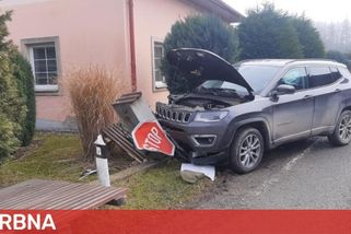 Řidička nezvládla jízdu v Jeepu a narazila do tarasu a dopravní značky. Převezli ji do jihlavské nemocnice