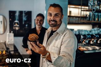 Původně cukrářům prodával stroje na zmrzlinu, pak se sám stal jedním z nich. Dnes lidé na jeho zákusky za 250 korun stojí frontu