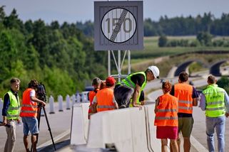 Po dálnici D3 mohou řidiči jezdit 150 až do konce roku - Novinky
