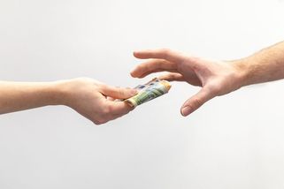 Stát mi nabídl 50 tisíc korun. Došla jsem si pro ně a nelituji - Médium.cz