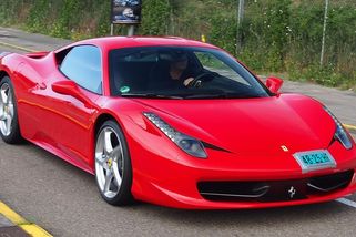 Japonec si deset let spořil na vysněné ferrari, shořelo mu při první jízdě - Novinky