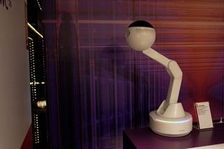 MWC 2026: AI robot vypadá jako mimozemšťan. Dlouhý krk natáhne až k vám