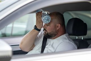 „Pokuta za klimatizaci je tady," hlásají titulky médií (2026). Jde přitom o starý zákon. Pro elektromobily platí výjimka