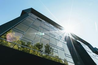 Cesta k nulovým emisím budov. Do roku 2030 se musí vylepšit ty „nejhorší z nejhorších“