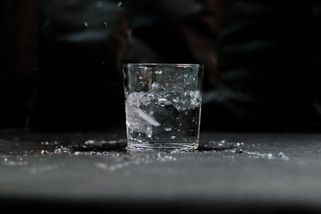 Italský soud rozhodl jasně: hotel vám nemusí nabízet kohoutkovou vodu