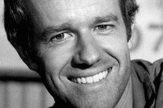 „Býdžej“ ze seriálu MASH: Fešák Mike Farrell lovil zločince, nesnášel svůj knír a střílel na ulicích - Médium.cz
