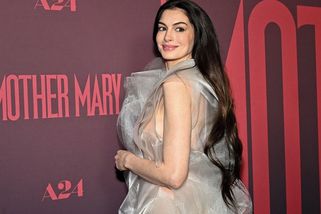 Anne Hathaway se konečně odvázala! Nahé šaty jí sluší jako málokomu