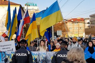 Na bratislavském pochodu za mír se objevily také ruské a sovětské vlajky - Novinky