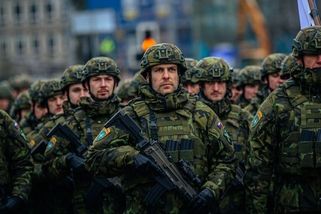 Česká armáda má nové uniformy. Navazují na tradici první republiky a jsou nádherné. Takto vypadají