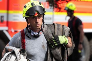 V Českém Švýcarsku v boji s ohněm dál pomáhají vrtulníky, počet hasičů se snížil - Seznam Zprávy