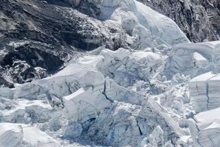 Cestu na Everest zablokoval obří kus ledu - Novinky