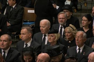 Proč seděl Fiala na pohřbu za Bidenem? Rozhodují funkce i seniorita - Seznam Zprávy