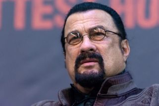 Z akční hvězdy je pupkatý stařec. Steven Seagal už dávno nevypadá jako dřív