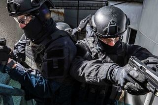 Vojenským materiálem jsou nově i svítilny pod zbraň. Policie změnu zpochybňuje - Novinky