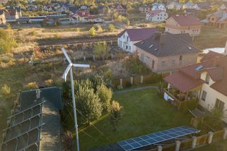 Levná domácí elektrárna za 5000 Kč z Číny: Češi ji na venkově montují na zahrady, experti a sousedé si ťukají na čelo