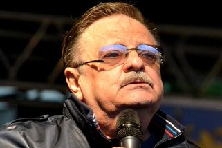 Jak bydlí Petr Spálený: Žádný luxus, jen krb, knihovna a 46 let s jednou ženou pod jednou střechou
