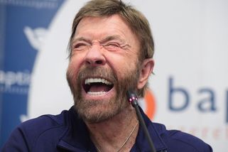 Chuck Norris má narozeniny. Oslavte je spolu s ním pořádnou dávkou vtipů o jeho superschopnostech! - Proženy.cz