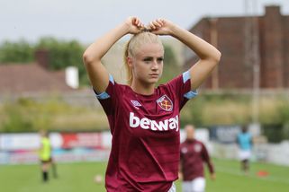 Nejpřitažlivější fotbalistka světa se fanouškům ukázala nahoře bez