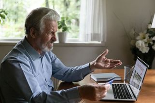 Důchodci, pozor na nové zprávy od šmejdů. Tvrdí, že ČSSZ potřebuje vaše údaje