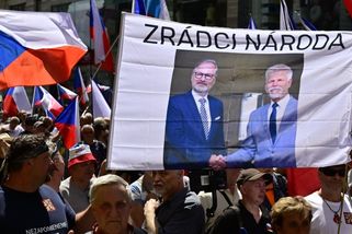Odpůrci sjezdu sudetských Němců zaplnili náměstí v Brně. Zněl husitský chorál