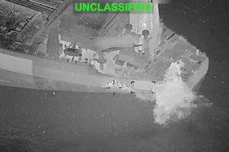 Chtěl prorazit blokádu. USA zveřejnily záběry útoku na obří tanker - Novinky