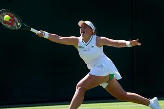 Rozhodčí si nepřečetl nový manuál a tenisovou hvězdu donutil zvednout sukni - Sport.cz