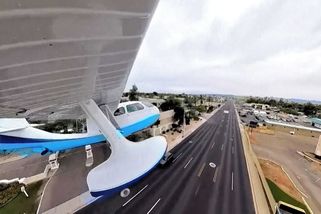 Historickému hydroplánu nad Phoenixem vypověděl motor. Pilot přistál na ulici - Novinky