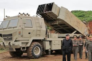 Kim Čong-un zíral na severokorejský HIMARS. Salvový raketomet okopírovaný podle USA asi nebude atrapa