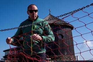 FOTO: Na vrcholu Sněžky jsou znovu sítě proti turistům - Novinky