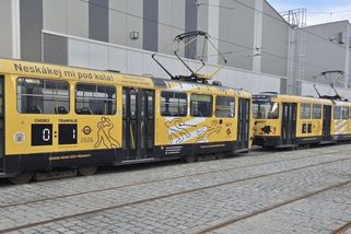 Drsná kampaň v Praze: Po smrti nedávné školačky se na tramvaji objevilo skóre 0:1