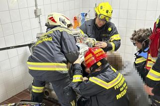 Třináctiletá dívka v Rakousku vlezla do sušičky na prádlo. Vyprostit ji muselo 18 hasičů - Novinky
