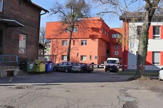 Tragédie v ostravské nemocnici. Muž přišel na kontrolu a zabila ho couvající dodávka - Novinky